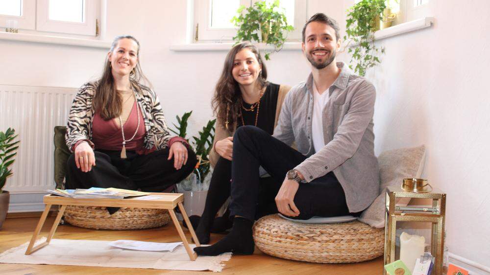 Marina Haberl, Carina Harb und Christoph Tösch in ihrem Yoga- und Gesundheitsstudio am Hauptplatz