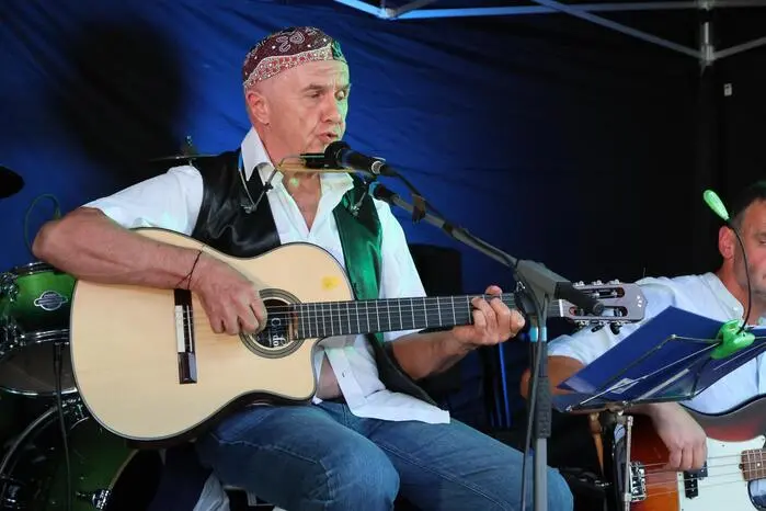 Mit der fünften Ausgabe hat sich das Event endgültig als Fixpunkt im Friesacher Veranstaltungskalender etabliert. Fazit: „Summer Breeze 5.0“ brachte Leben, Musik und Sommerlaune in die Burgenstadt. Ein Video von der fetzigen Veranstaltung im Fürstenhof gibt es auf Facebook Kleine Zeitung St. Veit/Feldkirchen zu sehen! Klicken Sie sich durch die Fotogalerie!