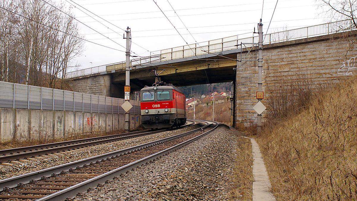 Die Brücke befindet sich knapp über der Oberleitung, die Arbeiten sind an dieser Stelle sehr heikel