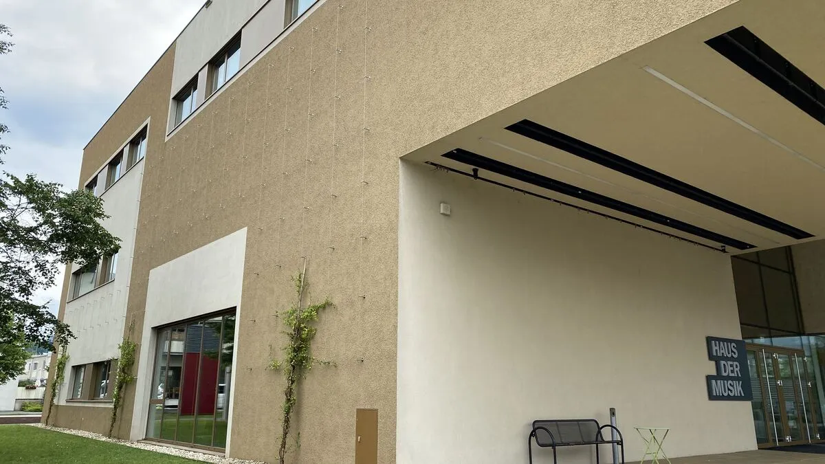 An der Fassade wurden erste Rankenpflanzen zur Begrünung gesetzt