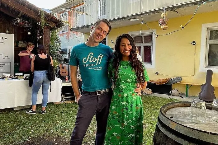 Gemeinsam mit Partnerin Margerita Mera eröffnete er vor fünf Jahren das Modegeschäft, das sich auf "Fair Fashion" und nachhaltige Produktion konzentriert.