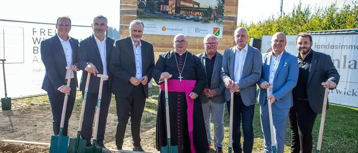 LH Hans Peter Doskozil (3.v.r.), Sportlandesrat Heinrich Dorner (2.v.l.), Landtagsabgeordneter Fabio Halb, Stadtpfarrer Franz Brei, Jennersdorfs Vizebürgermeister Helmut Kropf, Bürgermeister Reinhard Deutsch und Projektmanager Oliver Stangl (südburgenland plus)
