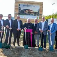 LH Hans Peter Doskozil (3.v.r.), Sportlandesrat Heinrich Dorner (2.v.l.), Landtagsabgeordneter Fabio Halb, Stadtpfarrer Franz Brei, Jennersdorfs Vizebürgermeister Helmut Kropf, Bürgermeister Reinhard Deutsch und Projektmanager Oliver Stangl (südburgenland plus)
