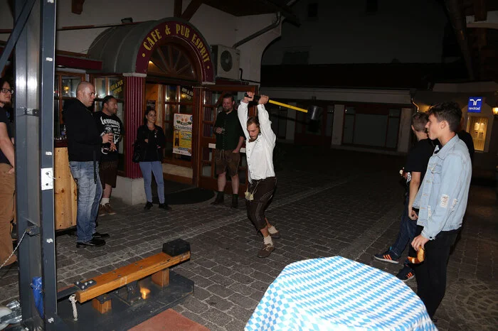 Zahlreiche Oktoberfest Besucher nahmen am Kräftemessen beim "Hau den Lukas" teil. Wer sich noch am Kräftemessen beteiligte und wo noch Oktoberfest gefeiert wurde kann man beim Durchblättern der Fotogalerie entnehmen.