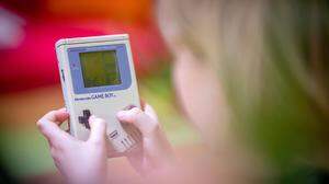 23. April 2019: Ein Kind spielt das originale Tetris auf dem erstem originalen Gameboy von Nintendo. *** 23 April 2019 A child plays the original Tetris on the first original Gameboy by Nintendo  