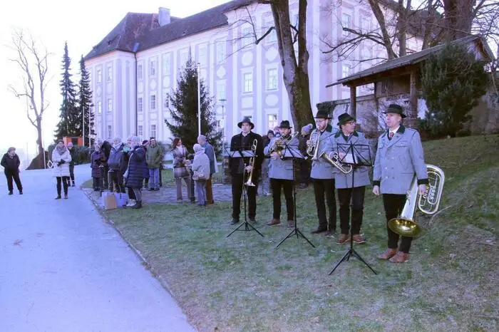 Musikalisch wurden die Pferdesegnung und der Gottesdienst von den „Piberer Weisenbläsern“ in feierlicher Weise umrahmt.  