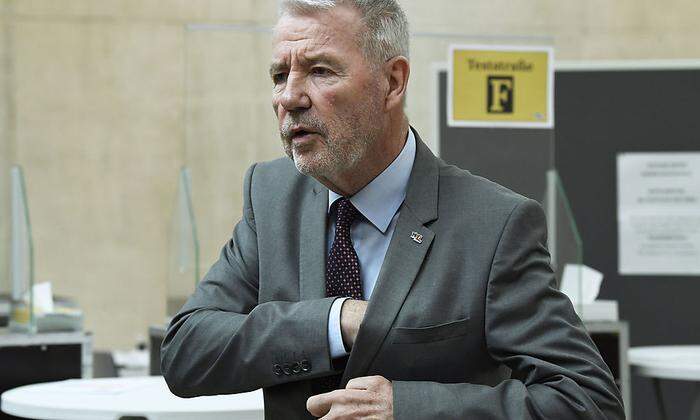 Bürgermeister Klaus Schneeberger bei den Vorbereitungen