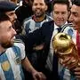 Angehimmelt: Lionel Messi, Angel di Maria und der WM-Pokal