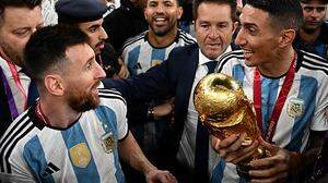 Angehimmelt: Lionel Messi, Angel di Maria und der WM-Pokal