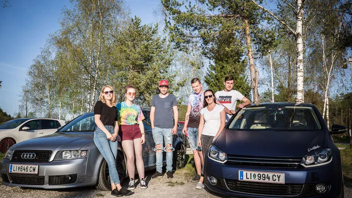 Auf dem Parkplatz vor der Turbokurve beim Arneitz war gestern Abend schon recht viel los.