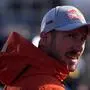 Auf dem Bild sieht man Marcel Hirscher im Profil. Er trägt eine graue Baseballkappe mit dem Red-Bull-Logo. Auf der Seite der Kappe ist auch der Schriftzug „Netherlands Ski Team“ zu erkennen. Er trägt eine auffällige, orangefarbene Outdoorjacke mit Kapuze. Sein Gesichtsausdruck wirkt konzentriert oder leicht angespannt, als würde er auf etwas reagieren oder aufmerksam zuhören. Der Hintergrund ist unscharf, was den Fokus klar auf die Person im Vordergrund legt  | Marcel Hirscher hält Privates gerne privat
