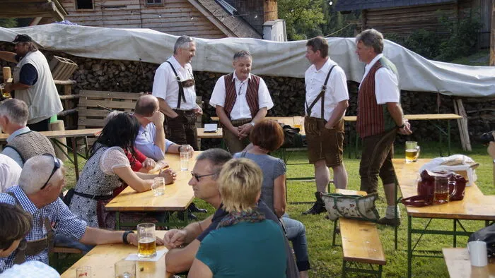 Der MGV Erzherzog Johann Mautern lud auf die Schwarzenberger Alm zum Almfest. Mit Gsangln, Jodeln, Schuhplatteln, Peitschenschnalzen, Volkstanzen und Armbrustschießen wurde der Nachmittag verbracht.