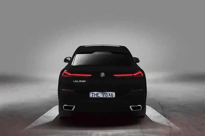 Das exklusive Showcar ist das Ergebnis einer Zusammenarbeit der Bayern mit Surrey NanoSystems, den Erfindern folgender Technologie: Auf einer mit „Vantablack“ beschichteten Oberfläche sind Strukturen für das menschliche Auge nicht mehr erkennbar, die Objekte wirken zweidimensional. Mitunter entsteht im Gehirn die Empfindung, in ein Loch bzw. ins Nichts zu schauen.