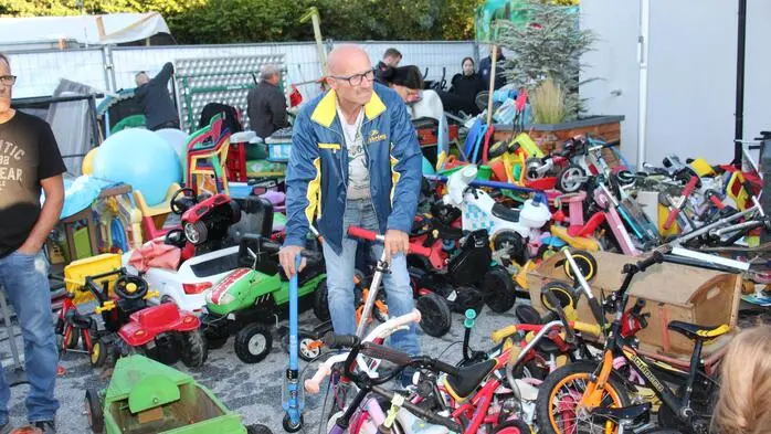 Auch dieses Jahr organisierten HBI Stefan Stocker und OBI Werner Holzer gemeinsam mit den Mitgliedern der Freiwilligen Feuerwehr Köppling den weit über die Bezirksgrenzen hinaus beliebten Fetzenmarkt.