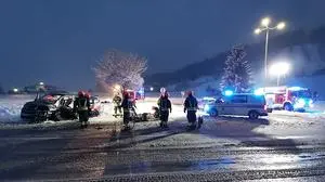Ein Schwerverletzter musste von der Feuerwehr aus dem Auto geschnitten werden