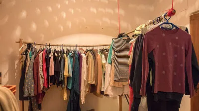 Kleidung ist ein fixer Bestandteil der Kost-Nix-Läden. Außerdem gibt es alltägliche Gebrauchsgegenstände