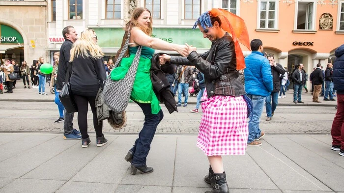 Der Fasching hat die Stadt fest im Griff. Beste Stimmung ist garantiert, kann doch heute jeder sein, wie und wer er oder sie will. Unsere Fotografen ließen sich das nicht entgehen.