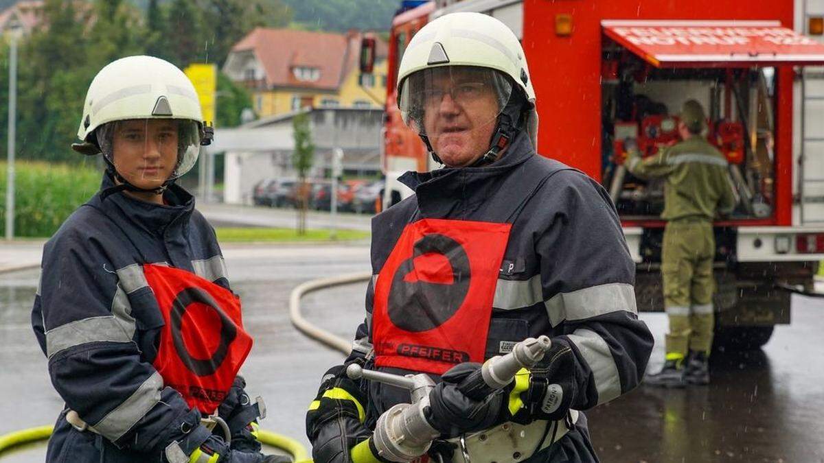 Das älteste und der jüngste Teilnehmer der Grundausbildung im Bereichsfeuerwehrverband Feldbach:David Klein (15) und Peter Stangl (61)