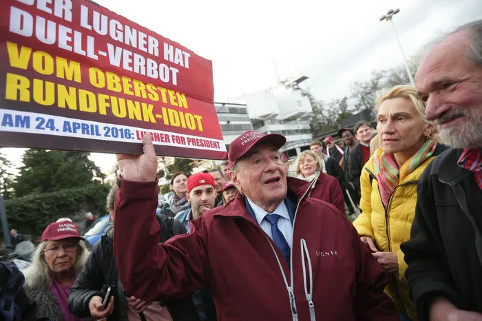 Der Baumeister protestierte dagegen, indem er zu Freibier vor das ORF-Zentrum einlud.