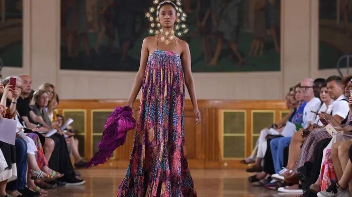 In Paris haben die Haute-Couture-Modenschauen für die Herbst- und Winterkollektion 2019/20 begonnen. Den Auftakt gab dafür am Sonntag das italienische Label Aelis. Auch der italienische Designer Maurizio Galante und die französische Designerin Adeline Andre präsentierten ihre Kollektionen.