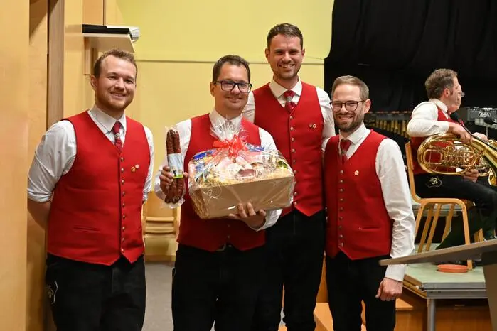 Auch Obmann Harald Faschinger wurde für seine 15-jährige Tätigkeit an der Spitze der Musikkapelle gewürdigt.