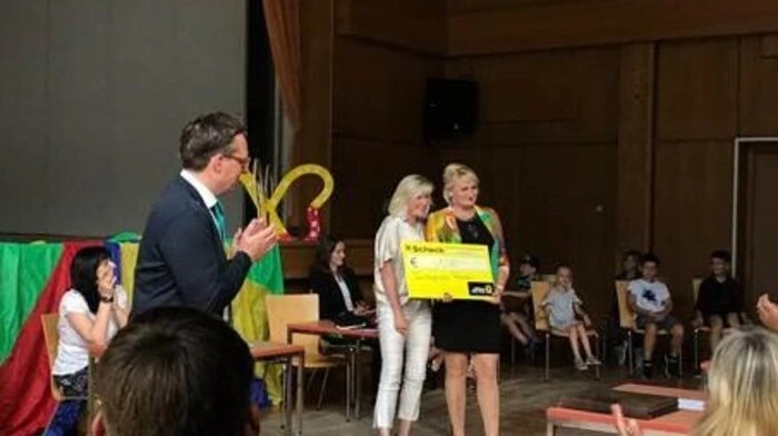 Übergabe eine Checks für den Sport- und Bewegungspark (Trachtengruppen-Obfrau an Frau VD Direktorin): für die Finanzierung des Sportparks zeichnet die Stadtgemeinde verantwortlich; es wurden auch Privatsponsoren gefunden (neben der Trachtengruppe des weiteren: u.a. Fa. Seppele aus Feistritz/Drau sowie Helvetia-Versicherung und kost-nix-Laden)