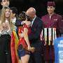 Spaniens Verbandschef Luis Rubiales beglückwünschte die frisch gebackenen Weltmeisterinnen. Die Art und Weise sorgte für Kritik 
