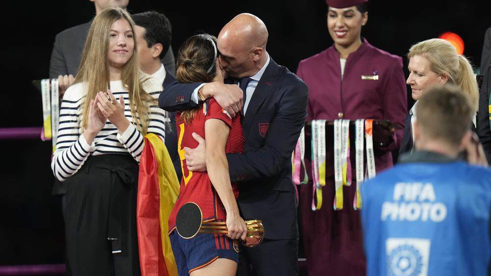 Spaniens Verbandschef Luis Rubiales beglückwünschte die frisch gebackenen Weltmeisterinnen. Die Art und Weise sorgte für Kritik 