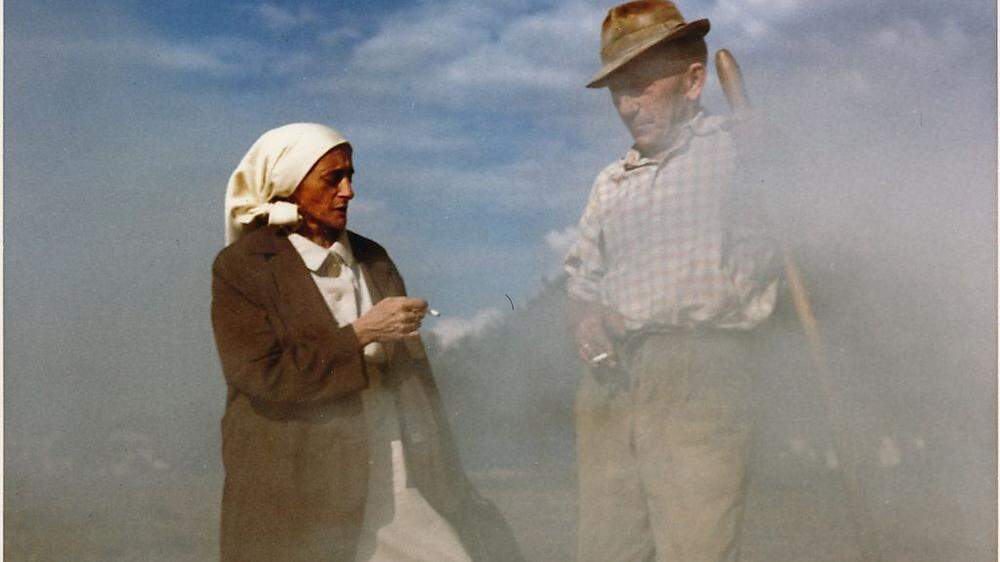 Christine Lavant (1915 bis 1973) im Gespräch mit einem Bauern