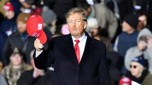 Muss Trump seinen Anzug gegen einen orangefarbigen tauschen? 