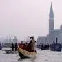 A general view shows boats on the Grand Canal during the opening regatta of the Venice Carnival on January 28, 2018. / AFP PHOTO / FILIPPO MONTEFORTE,karneval von venedig