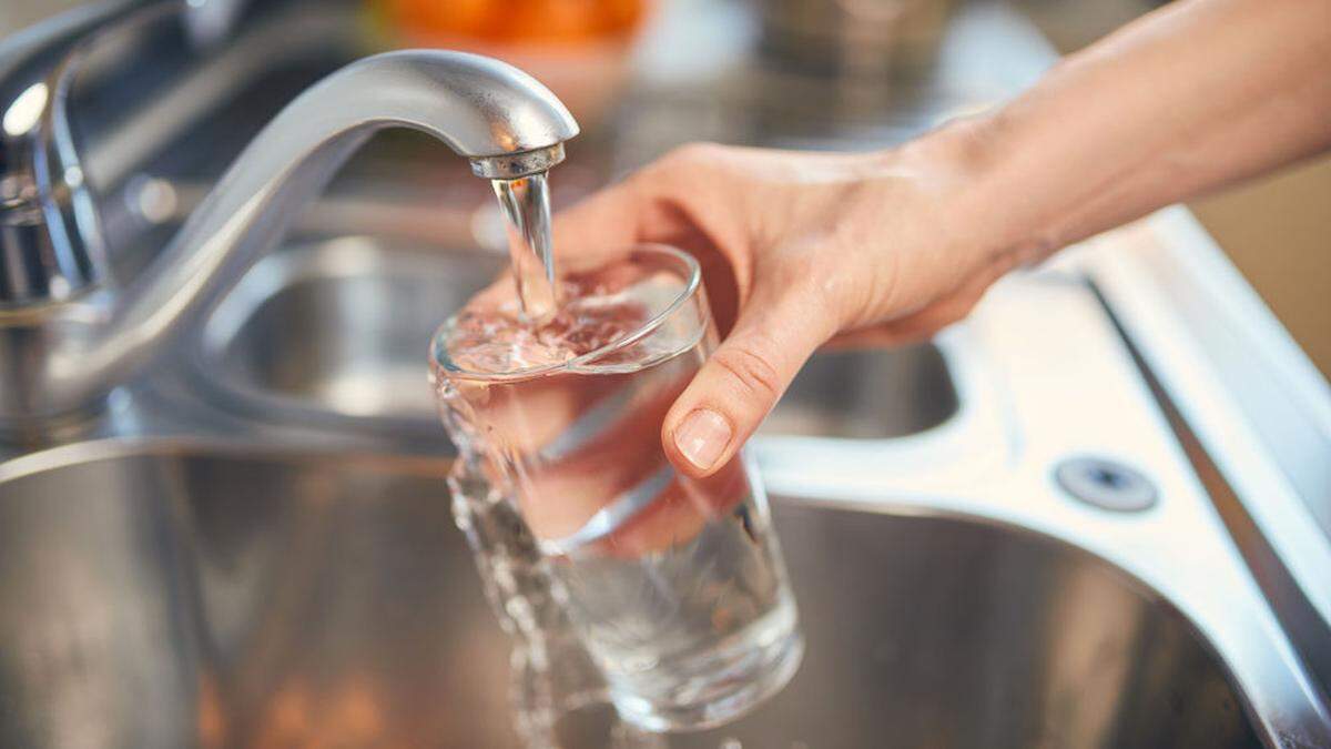 Das Glas Wasser aus der Leitung geht wieder