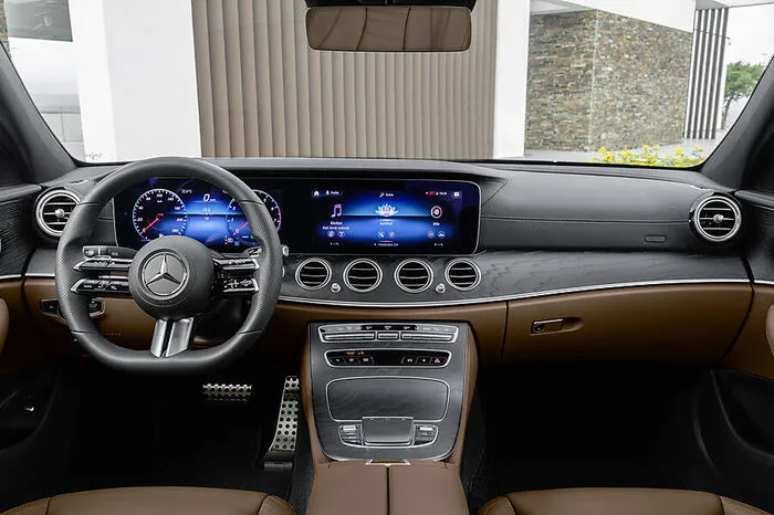 Mit dem Facelift bekommt auch die E-Klasse Mercedes`neues Infotainmentsystem MBUX: Serienmäßig sind dabei zwei 10,25 Zoll große Bildschirme an Bord, optional sogar 12,3-Zoll-Exemplare, die unter einem Glaspanel zu einem verschmelzen. Damit sind die klassischen Rundinstrumente endgültig Geschichte.