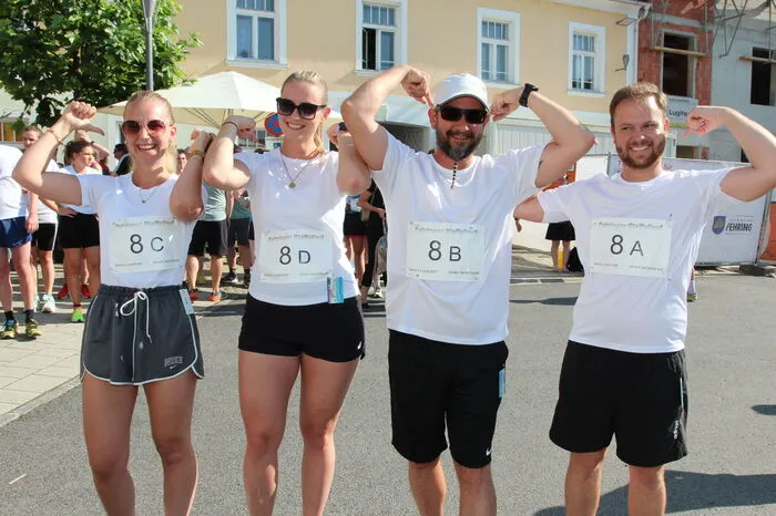 Die älteren Läufer und Läuferinnen mussten Fehrings Zentrum umrunden 
