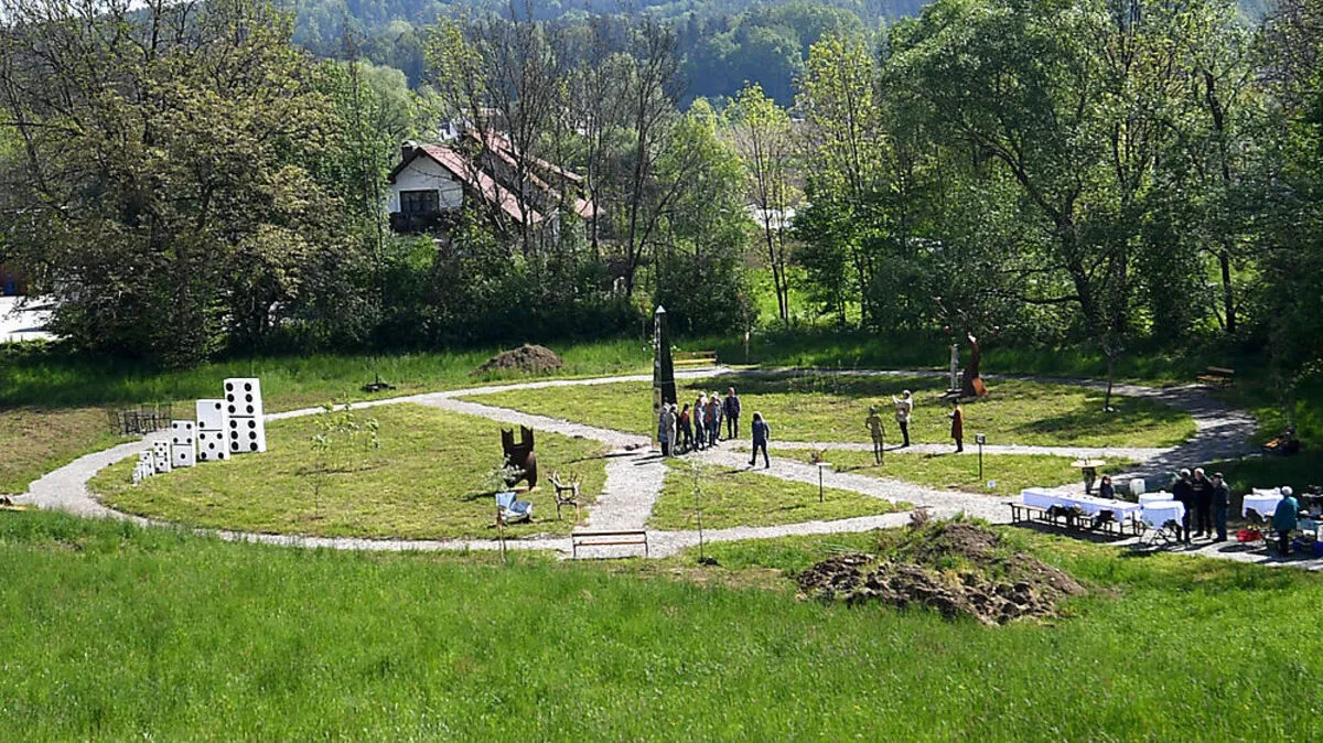 Entlang des Peace-Symbols werden Kunstwerke angeordnet. Der Park soll zur Erholung einladen