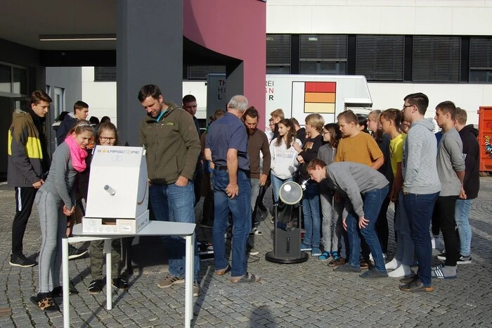 Viele Interessierte, die zum Nachmittagsunterricht noch in der Schule waren, konnten einen Blick auf den kleinen schwarzen Punkt werfen, der sich vom Rand der Sonnenscheibe nach innen bewegte.