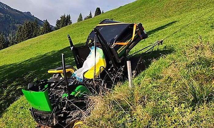 Der Traktor stürzte über steiles Wiesengelände