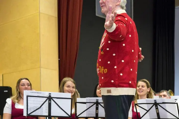 Kapellmeister Hannes Moscher führte das Orchester durch ein abwechslungsreiches Repertoire, das Tradition und Moderne verband.