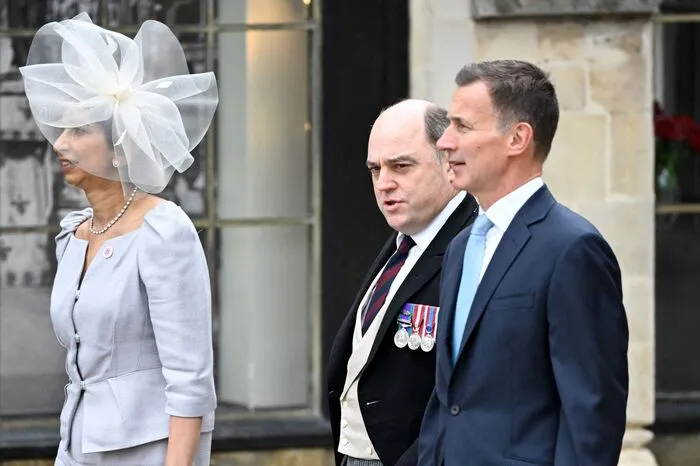 Schatzkanzler Jeremy Hunt, rechts, die britische Innenministerin Suella Braverman, links, und der britische Verteidigungsminister Ben Wallace
