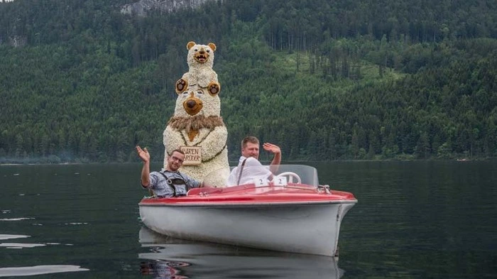 Beim Bootskorso zogen ab halb drei Uhr nachmittags die auf Boote verladenen Figuren lautlos über den Altausseer See.