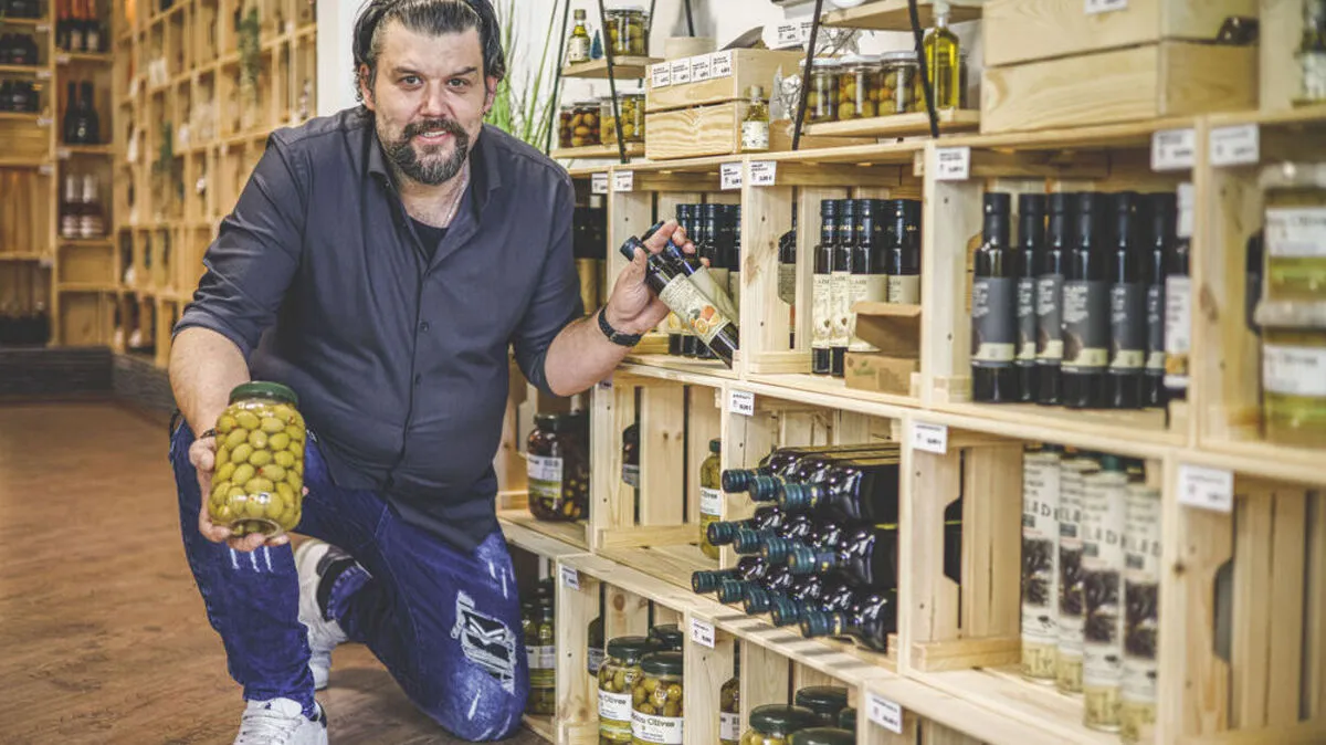 Wolfgang Wiegele mit einer Auswahl von Delikatessen in der Genussboutique.