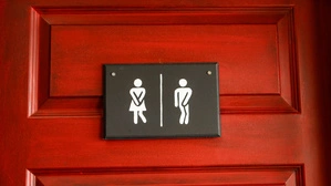 Strikt getrennt – doch der Mann wollte seine Freundin auf die Toilette begleiten