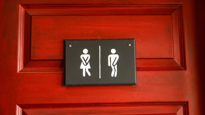 Strikt getrennt – doch der Mann wollte seine Freundin auf die Toilette begleiten