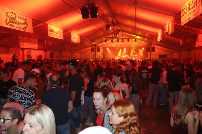 Bei bester Partymusik füllte sich das Zelt beim diesjährigen Sommerfest der FF St. Peter am Wallersberg.