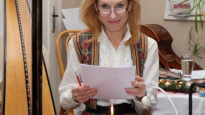 Die besondere Qualität der beiden Ensembles "Kärntner Harfenklang" und "Da 8-Gsong" verspricht ein beglückendes musikalisches Erlebnis. Brigitte West sorgte für die textliche Einstimmung auf die stillste Zeit des Jahres.