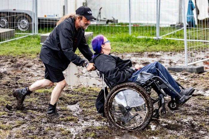 Fans reagierten ungehalten und kritisierten eine "unterirdische Kommunikation". Viele hatten stundenlang vor dem Gelände ausgeharrt.