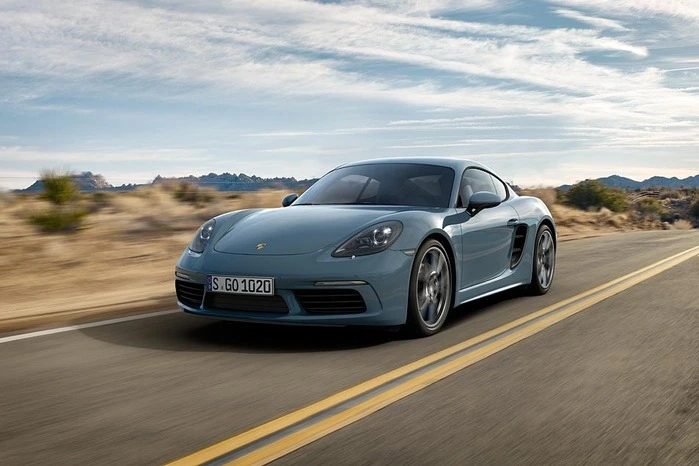 So beschleunigt der 718 Cayman mit PDK und optionalem Sport Chrono-Paket in 4,7 Sekunden von null auf 100 km/h. Der 718 Cayman S schafft diesen Spurt in 4,2 Sekunden. Als Höchstgeschwindigkeit erreicht der 718 Cayman 275 km/h, der 718 Cayman S 285 km/h.