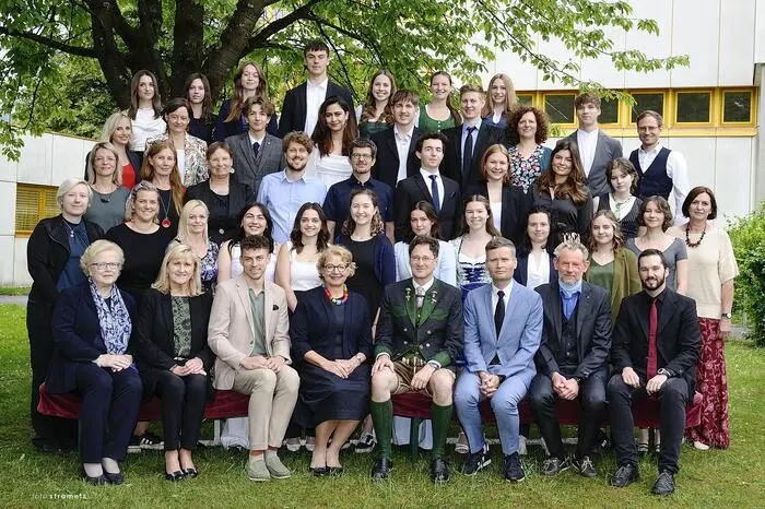 Die 8C-Klasse: Annina Albrecher, Sophie Arnfelser, Lea Sophie Bürger, Moritz Freidl, Philipp Häfner, Liane Kersche, Lisa Klug, Liliana Kotrasch, Katja Kronberger, Katharina Lang, Johanna Lipp, Magdalena Malli, Johanna Menzel, Luisa Muchitsch, Leopold Müller, Julia Pirstner, Elena Platl, Gerald Schreiner, Isai Sehn und Christina Wieser