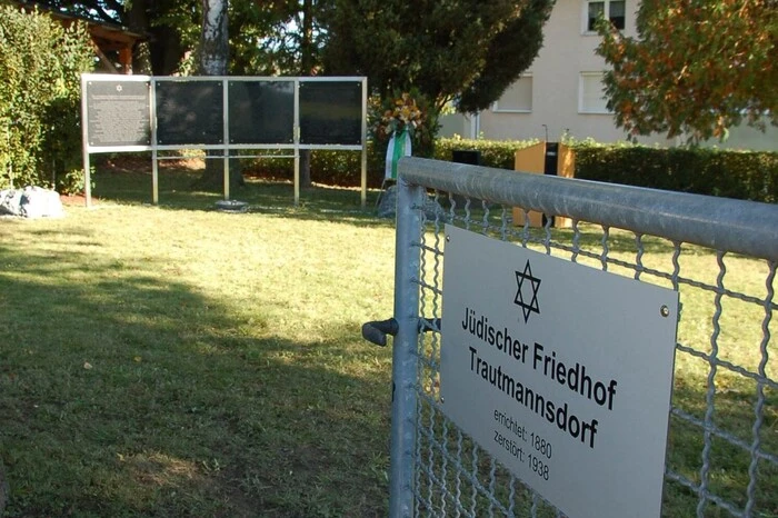 Der Friedhof war während der NS-Zeit zerstört worden.