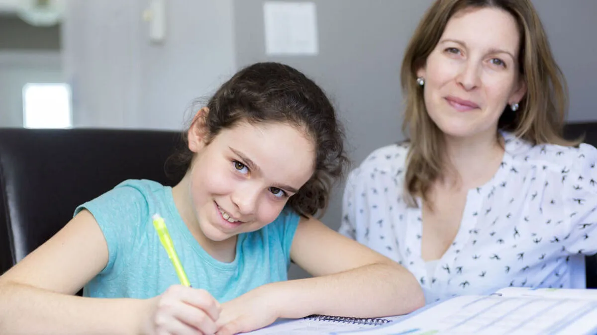 Eltern empfinden oft die volle Verantwortung für ihr Kind, da kann die Schulwahl enorm stressen. Such das Gespräch: ernst, bedachtsam, aber ohne Panik!
